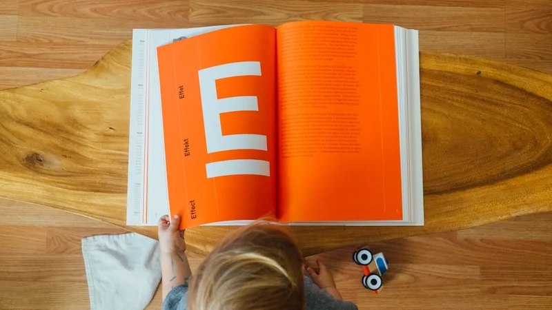Make It Stick book open on a study desk beside flashcards and a spaced repetition calendar, highlighting the retrieval practice method