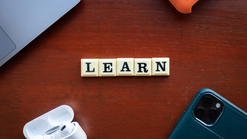 Learn Like a Pro slim paperback by Oakley and Sejnowski open on a desk to the Pomodoro technique chapter, beside a timer and study notes